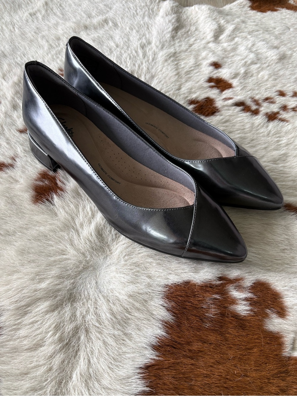 NEW Clarks Natalyn Women's Pointed Ballet Slip On Flats in Metallic Gray